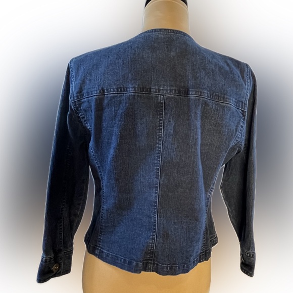 Ruby Rd. Classic Blue Denim Jacket, long sleeved, zipper front, size 8P woman - Picture 4 of 12